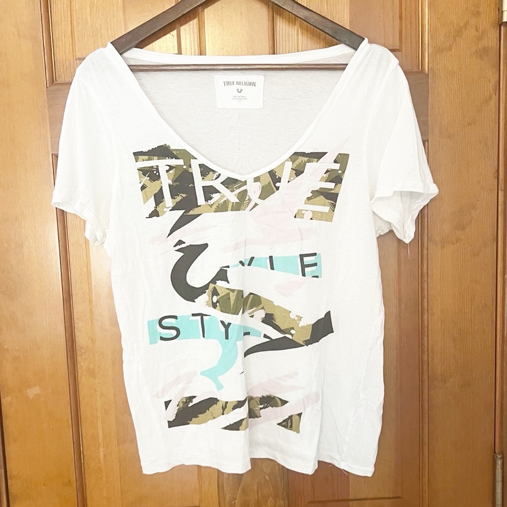 True Religion Camo Graphic Tee Womens Size‎ Small White V-neck Short Sleeve